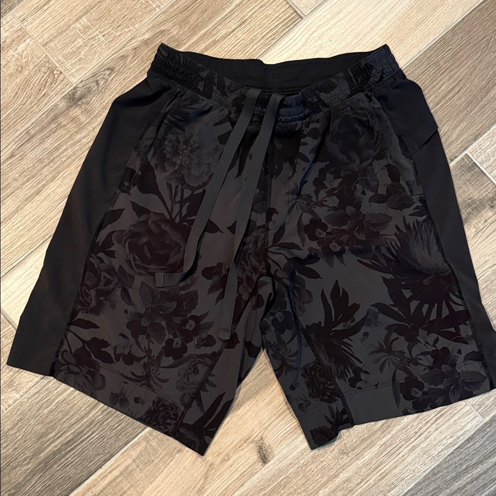 Men's Lululemon old school Black Floral Shorts L unlined - Picture 2 of 2